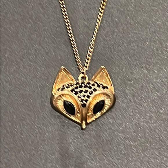 Jewelry - Modernest vintage Fox pendant on gold tone chain.